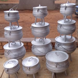 What is a three legged pot? Image result for aluminium 3 foot pot definition Summary. Description. English: Poto; 3-legged cast iron pot used for cooking traditional Tswana food over an open fire in Botswana.
